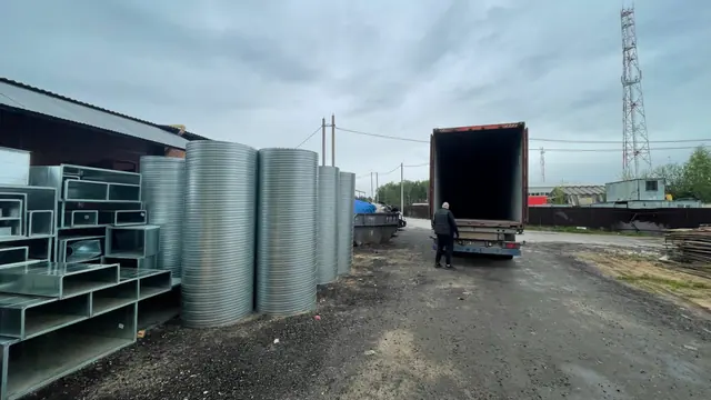 Изделия рядом с грузовым автомобилем